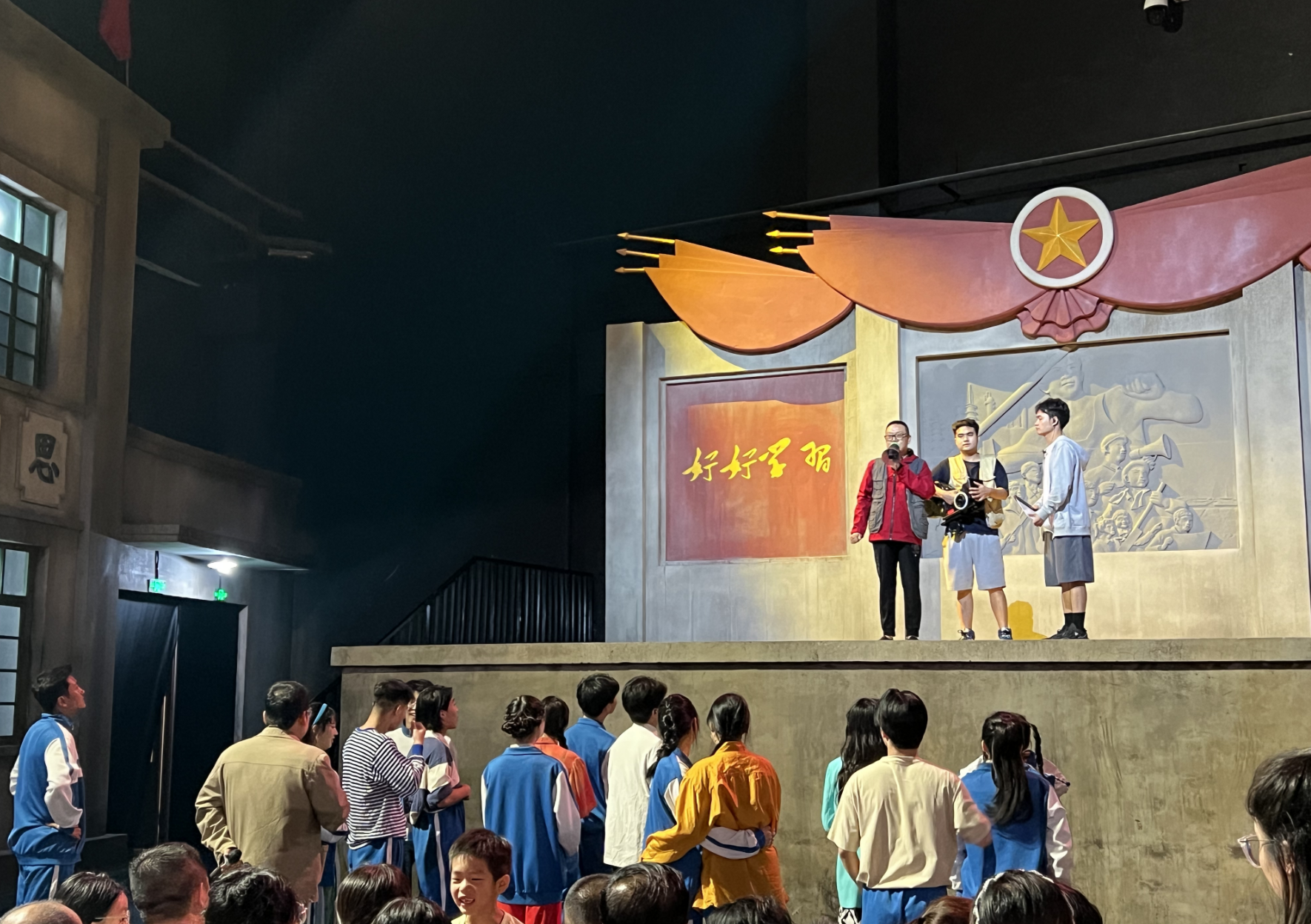 公司團委組織青年觀看文藝演出